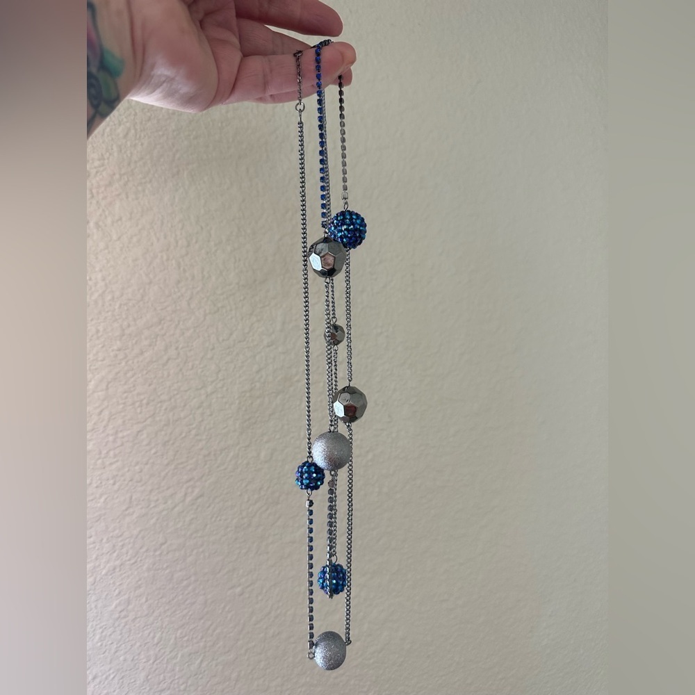 Sparkle beads on a long chain necklace
Retro style
Statement piece